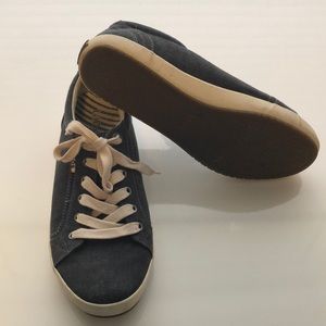 taos canvas shoe. Like new, never worn outside.